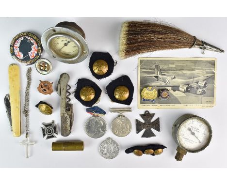 Miscellaneous military items, including a horsehair busby plume, four Royal Engineers brass buttons and three pip buttons, So
