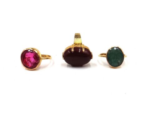 A gold and cornelian single stone ring, claw set with an oval cornelain, detailed 18 K, a gold ring, collet set with an oval 