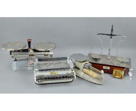 A SET OF AVERY PHARMACENTICAL SCALES, model No.0205, mounted on wooden plinth with drawer containing weights and spare glass 