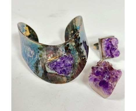 A J. Hull, Denmark, white metal textured bangle mounted with amethyst crystal nugget (max depth: 4cm d.6.5cm), a silver squar