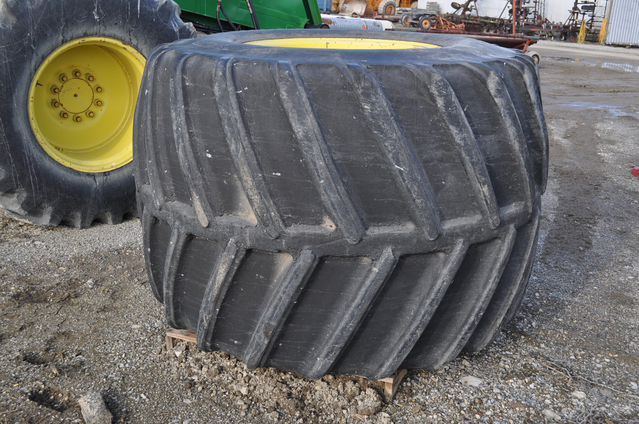 68x50.0032 Combine floater tire with rim