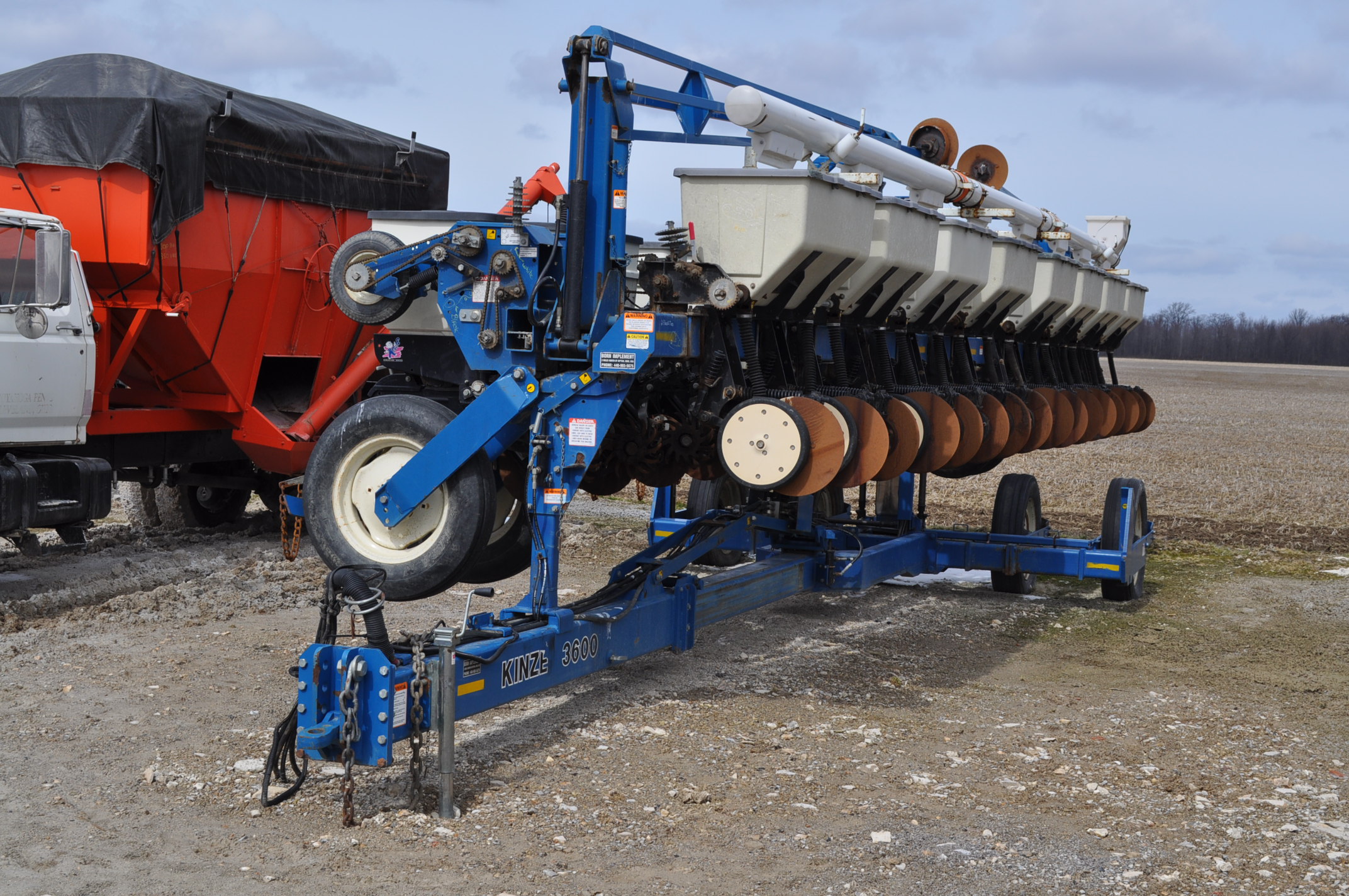 40’ Kinze 3600 16 row corn planter, dry fertilizer w/Kinze single disc