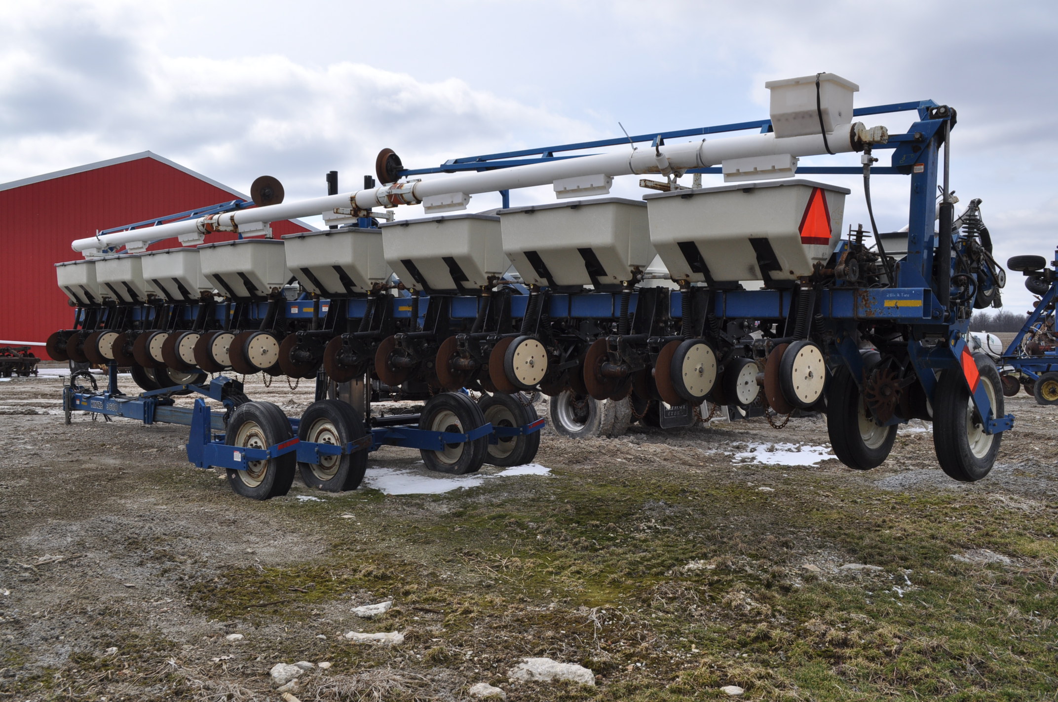 40’ Kinze 3600 16 row corn planter, dry fertilizer w/Kinze single disc
