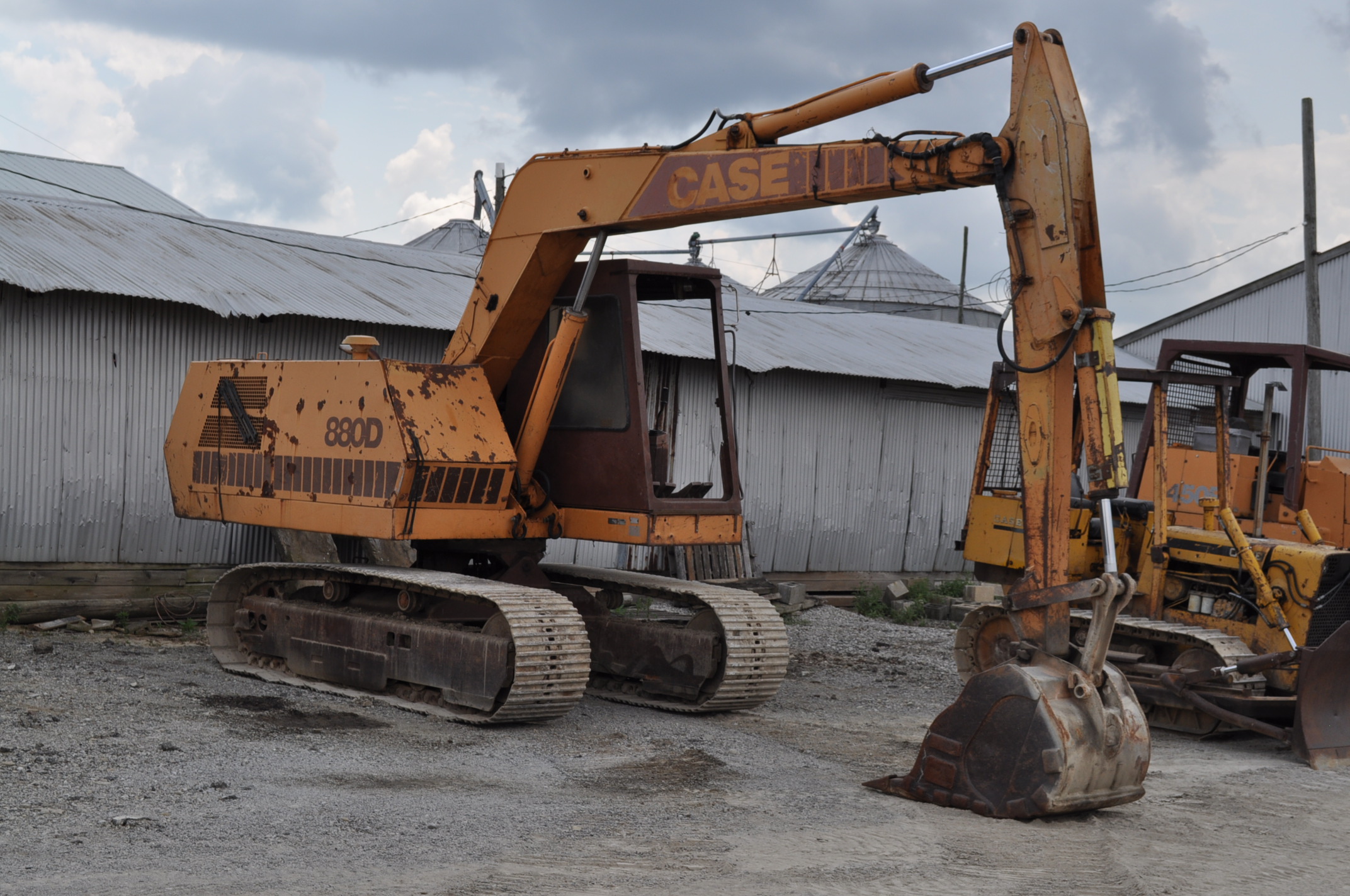 Case 880D excavator, 7975 hrs, side tilt, 36” bucket, SN 6280983, sells