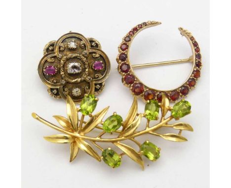 9ct gold peridot leaf spray brooch, Birmingham 1976; antique ruby and diamond quatrefoil shaped memoriam brooch, 2.5cm; 9ct g