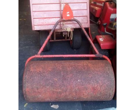 A METAL 3FT LONG 18'' dia METAL WATER FILLED ROLLER