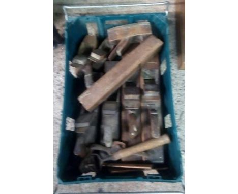 CARTON CONTAINING VINTAGE WOODEN BLOCK PLANES