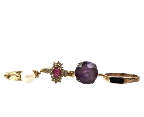 GROUP OF GOLD JEWELLERY, comprising a gemstone cluster ring, pearl ring, amethyst ring and black onyx set ring, also an opal 