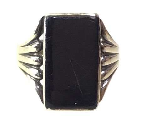 ONYX SIGNET RING, set with central onyx panel, unmarked, size RQty: 4.3g