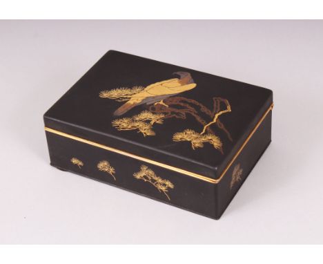 A LOVELY JAPANESE IRON KOMAI STYLE DAMASCENED TRINKET BOX, the lid depicting an eagle sat upon a tree, the sides with foliage