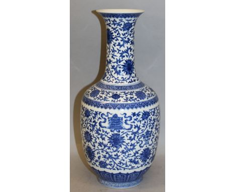 A CHINESE MING STYLE BLUE &amp; WHITE PORCELAIN VASE, the sides decorated between formal borders with a formal design of ribb