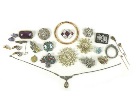 A small group of jewellery, including a 9ct gold stick pin inset with amethyst stone,1g,  5.5cm long, three other stick pins,