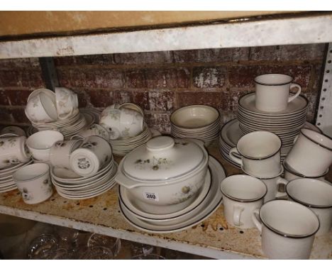 SHELF WITH A MIXTURE OF ROYAL ALBERT, WEDGWOOD & ROYAL DOULTON CHINAWARE