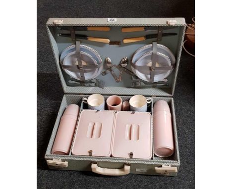 A BREXTON 4 PERSON VINTAGE PICNIC SET