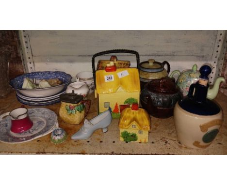 SHELF WITH VARIOUS COTTAGE STYLE TEA POTS, BLUE & WHITE CHINA & A KINGS RANSOM WHISKY DECANTER