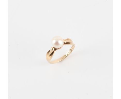 9ct gold pearl set ring 2.73 grams