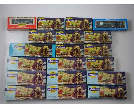 A large group of HO gauge wagon and coach kits by ATHEARN and others - G/VG in G boxes (19)
