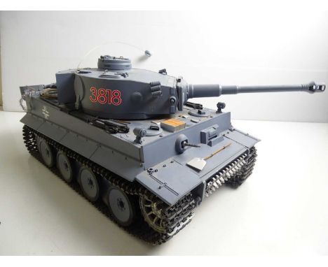 A HENG LONG 1:16 scale radio controlled German Tiger I tank with pellet shooting function, complete with transmitter - VG unb