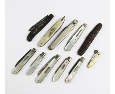 A selection of folding pocket and fruit knives, to include; tortoiseshell case, silver bladed examples and mother of pearl ca