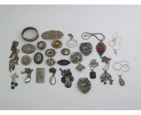 A mixed lot of 19th and 20th century white metal jewellery, including Victorian machine made brooches, a hinged bangle, an Ed