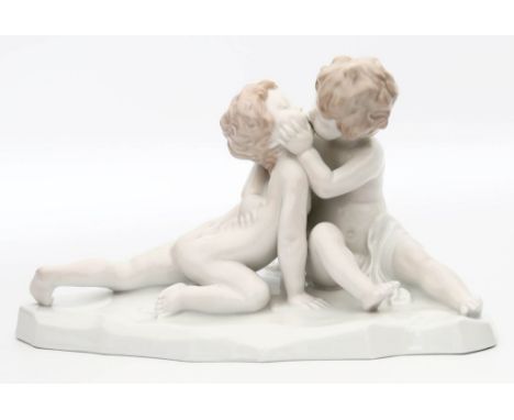 Limburg, Josef (1874 Hanau - Berlin 1955) Skulptur "Junge Liebe". Porzellan. Polychrome Unterglasurmalerei. Verso auf Plinthe