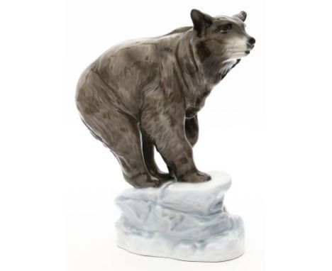 Diller, Fritz (1875 Gertshausen - München 1946) Skulptur "Braunbär auf Eisscholle". Porzellan. Farbige Unterglasurmalerei. Fo