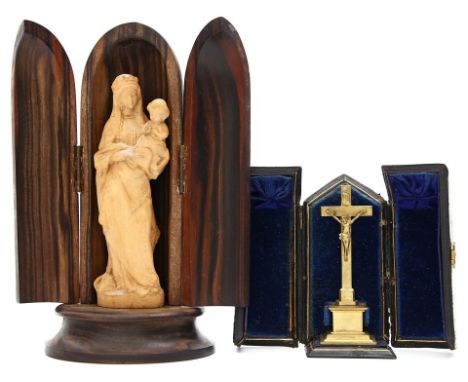 Miniaturkruzifix und Madonnenskulptur. a) Bronze, vergoldet. Rückseitig Widmungsgravur und dat. 1886. H. 8,5 cm. In originale