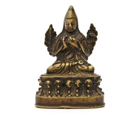 Skulptur des Tsongkhapa. Bronze, 138 g. Ohne Bodenplatte. Tibet, 18./19. Jh. H. 8,5 cm.