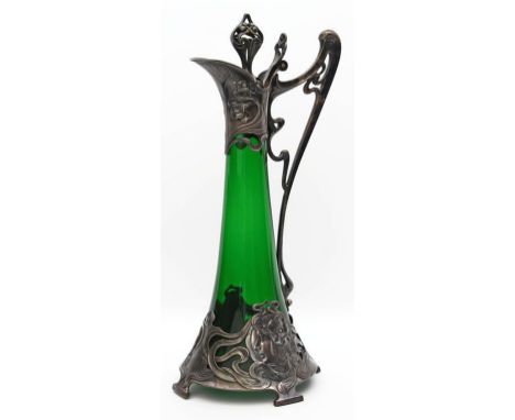 Jugendstil-Karaffe, WMF. Versilbertes Britannia-Metall (berieben, fleckig) mit floralem Reliefdekor und reliefierten Mädchenk