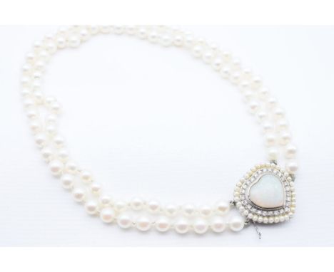 Doppelreihiges Akoya-Zuchtperlencollier mit Opal-/Brillantschließe. Zwei Stränge weiße Akoya-Zuchtperlen, D. ca. 6 mm, einzel