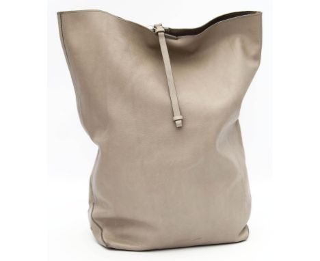 Beutel, Jil Sander. Taupefarbenes, fein genarbtes Kalbsleder mit Blindprägung "JIL SANDER". Magnetknopfverschluss. Innenmater