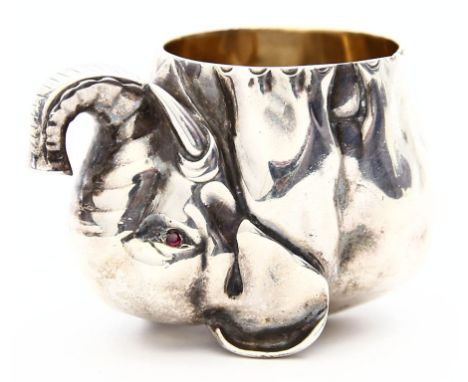 Wodkabecher in Form eines Elefanten, im Stil von Fabergé. 84 zolotnik Silber, 118 g, Innenvergoldung. Rubinaugen. Russische P