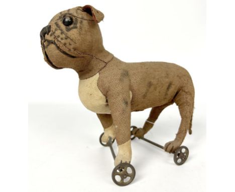 Frühe Bulldogge auf Rädern, Steiff. Stoffkörper (ohne Mohair), Schuhknopfaugen. Metallräder. Rest. Steiff, um 1910-1920. H. 2