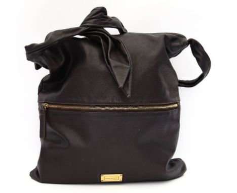 Hobo Bag, Emporio Armani. Braunes fein genarbtes Leder, messingfarbene Hardware, Reißverschluss, breiter Umhängeriemen mit de