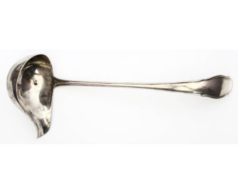 Suppenkelle im Chippendale-Stil. 800/000 Silber, 242 g. Gebrauchsspuren. Mitte 20. Jh. L. 30 cm.