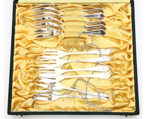 Zwölf Kuchengabeln im Chippendale-Stil. 800/000 Silber, 288 g. Griffe mit ziseliertem Monog. "H.G.". Mitte 20. Jh. L. 14,5 cm