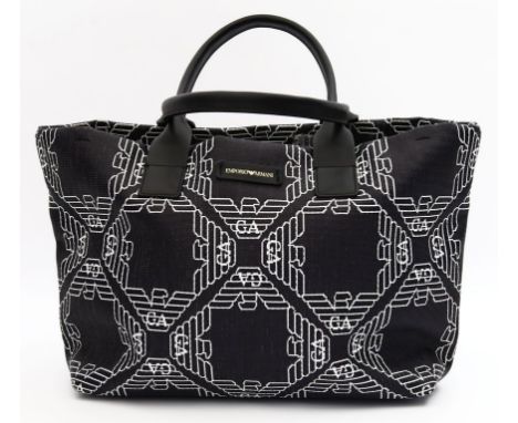 Shopper, Emporio Armani. Schwarzer Jacquardstoff mit durchgehendem Adler-Print. Zwei kurze Tragehenkel aus schwarzem Leder. I