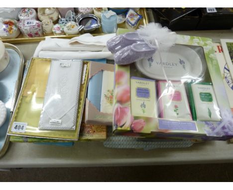 Parcel of lady's vanity products including vintage handkerchiefs, Yardley gift sets etc