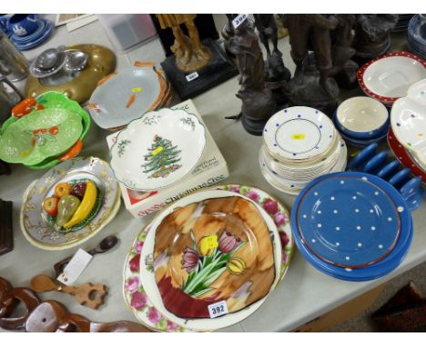 Collection of mixed porcelain including boxed Spode Christmas plate, Beswick Green Leaf ware and similar items