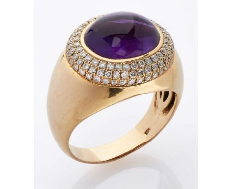Amethyst-Brillant-Ring.14 kt RG, besetzt m. 1 Amethyst-Cabochon v. 5,15 ct, dreireihig umgeben v. 96 Brillanten v. zus. 0,70 