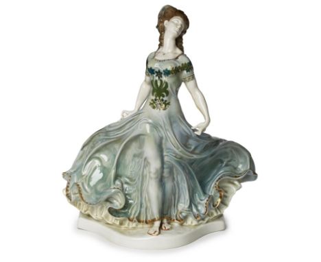 Dame in flatterndem Kleid/"Tarantella", Rosenthal 1914. II. Wahl. Entw.: Ferdinand Liebermann. Standfigur einer sich leicht n