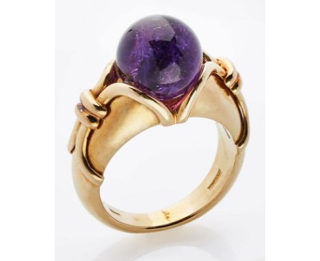 Amethyst-Ring Bulgari.18 kt GG, mittig besetzt m. 1 Amethyst- Cabochon im Kugelschliff, erhabener Ringkopf den Amethyst-Caboc