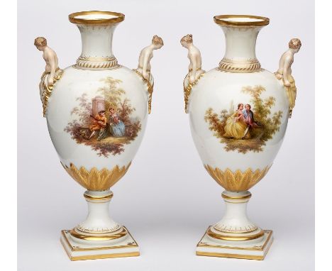 Paar Miniatur-Amphorenvasen,Meissen um 1880. Je schlanke Amphore, d. gerundete Schulter m. kl. aus Blattreliefs entspringende