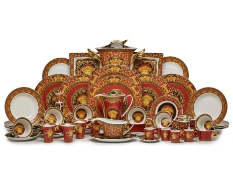 Kaffee- und Speise-Serviceteilefür 4-8 Pers., Rosenthal meets Versace, Ende 20. Jh. Form "Ikarus", Dekor "Medusa". Reiches fa