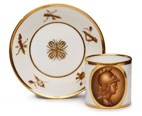 Tasse mit UT "Mythologisches Portrait",Frankreich wohl Anf. 19. Jh. Zylindr. Tasse m. Ohrenhenkel, UT m. breiter, schräger Fa
