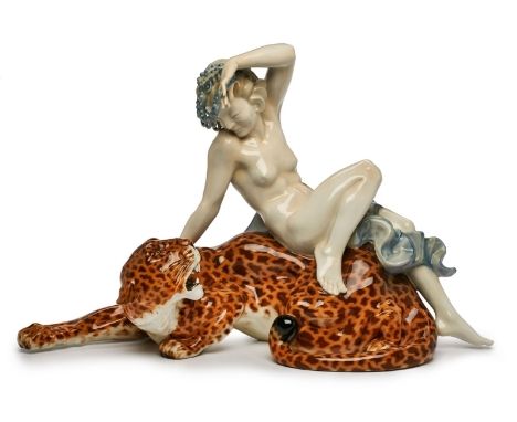 Ariadne, Art Déco,Hutschenreuther wohl um 1930. Entw.: Karl Tutter. Auf fauchender Wildkatze liegender weibl. Akt m. Tuchdrap