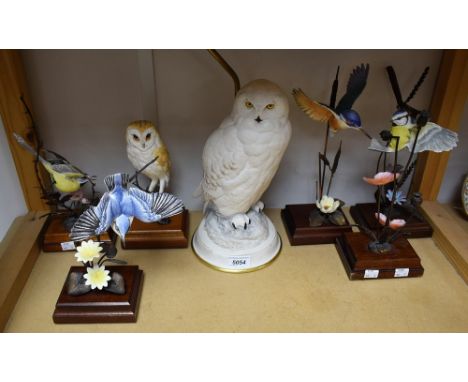 A Franklin Mint model of a Snowy Owl as a table lamp, the owl 32.5cm high; a set of six Franklin Mint porcelain bird models, 