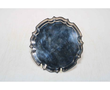 Silver card tray, Birmingham 1985, 16cm diameter.