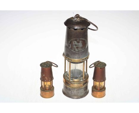 Vintage miners lamp and two small lamps (3).