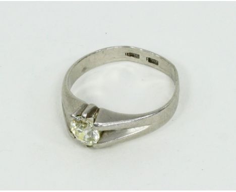 A gentleman's diamond solitaire ring, claw set to a platinum shank, ring size R½
